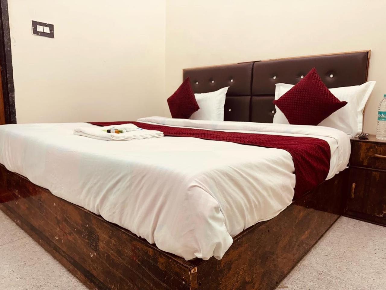 Hotel The Lord Krishna Residency Vrindāvan Zewnętrze zdjęcie