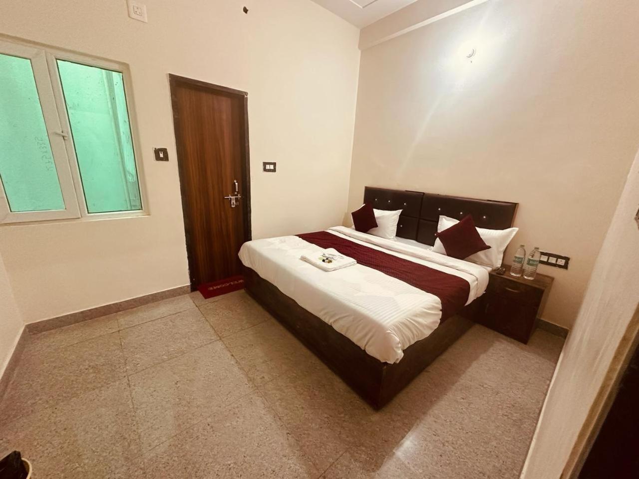 Hotel The Lord Krishna Residency Vrindāvan Zewnętrze zdjęcie