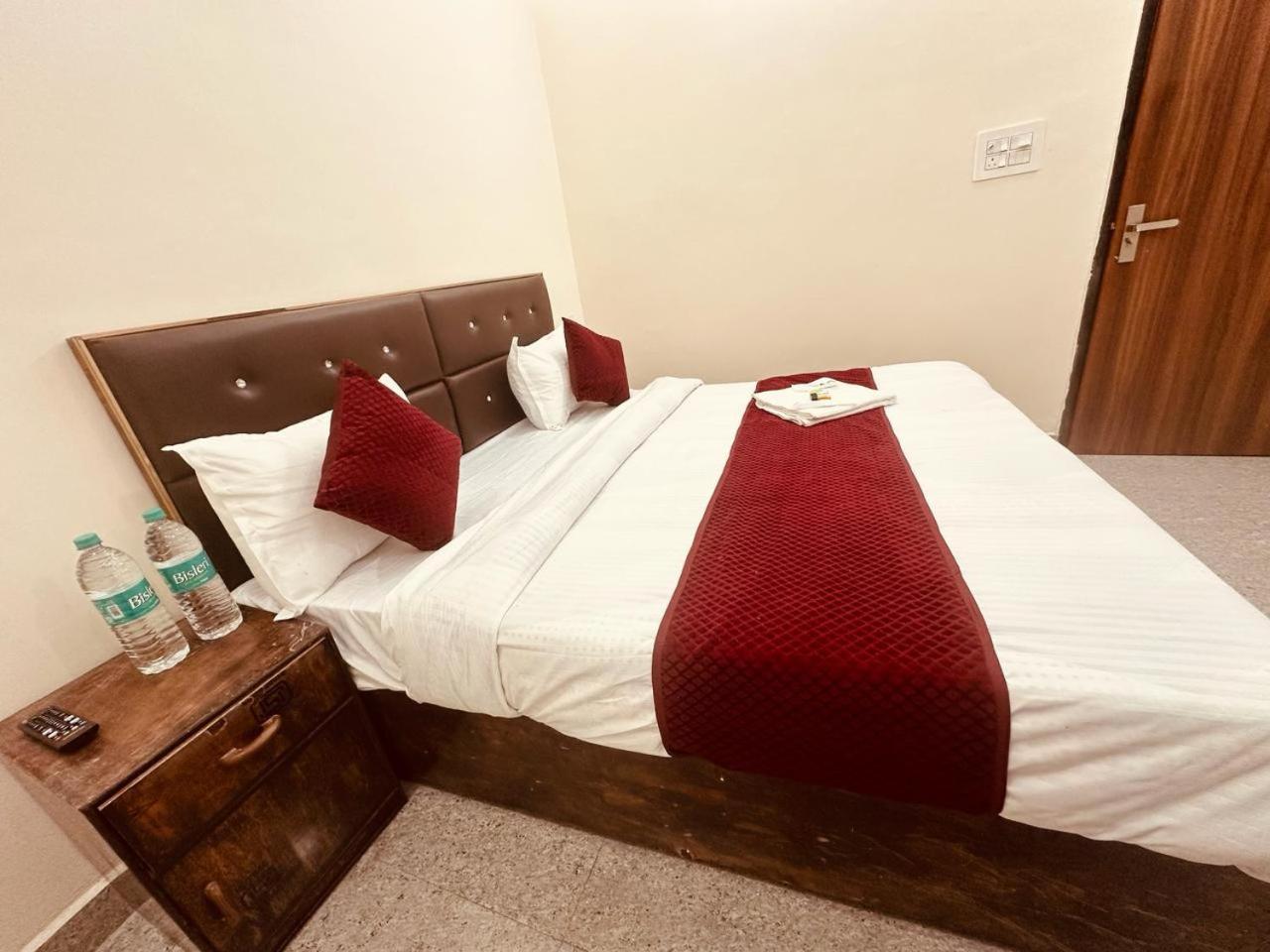 Hotel The Lord Krishna Residency Vrindāvan Zewnętrze zdjęcie