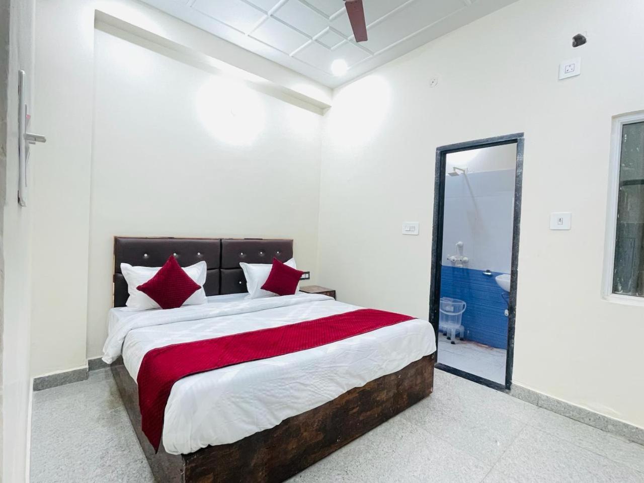 Hotel The Lord Krishna Residency Vrindāvan Zewnętrze zdjęcie