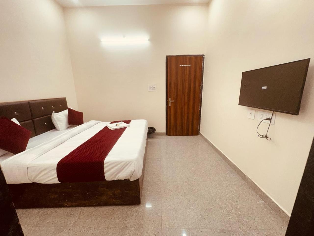 Hotel The Lord Krishna Residency Vrindāvan Zewnętrze zdjęcie