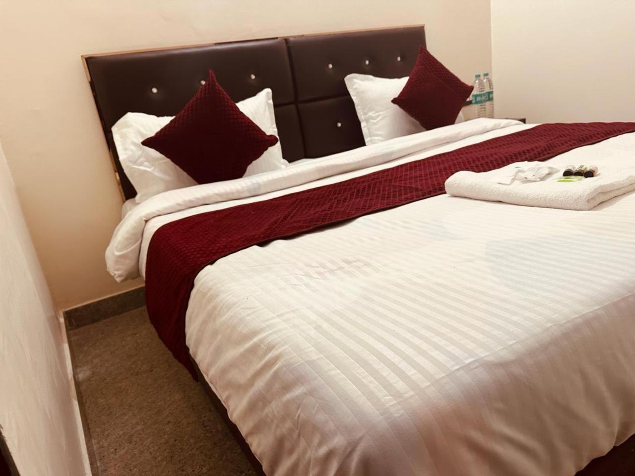 Hotel The Lord Krishna Residency Vrindāvan Zewnętrze zdjęcie