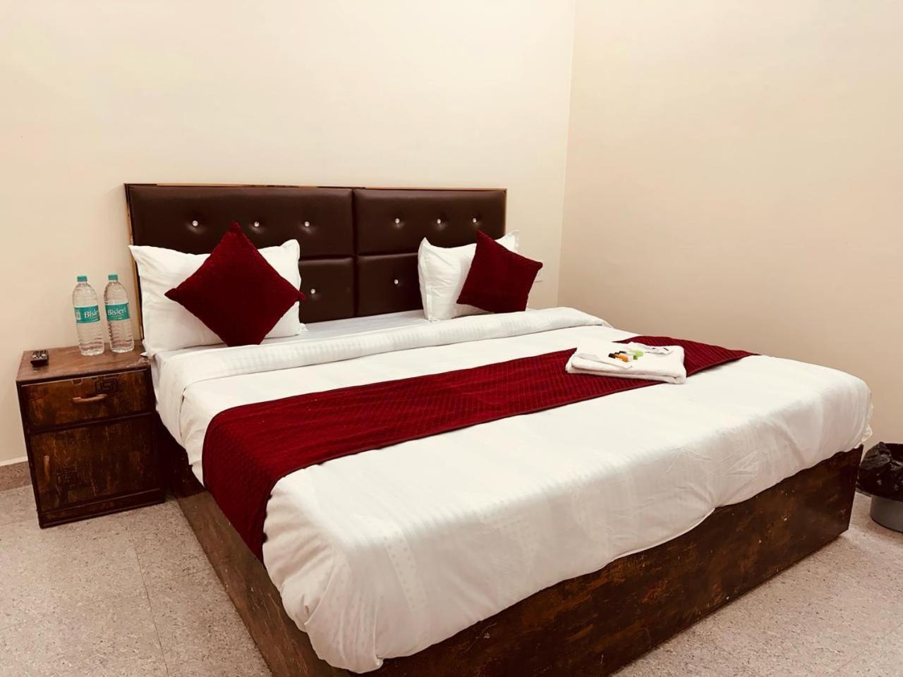 Hotel The Lord Krishna Residency Vrindāvan Zewnętrze zdjęcie