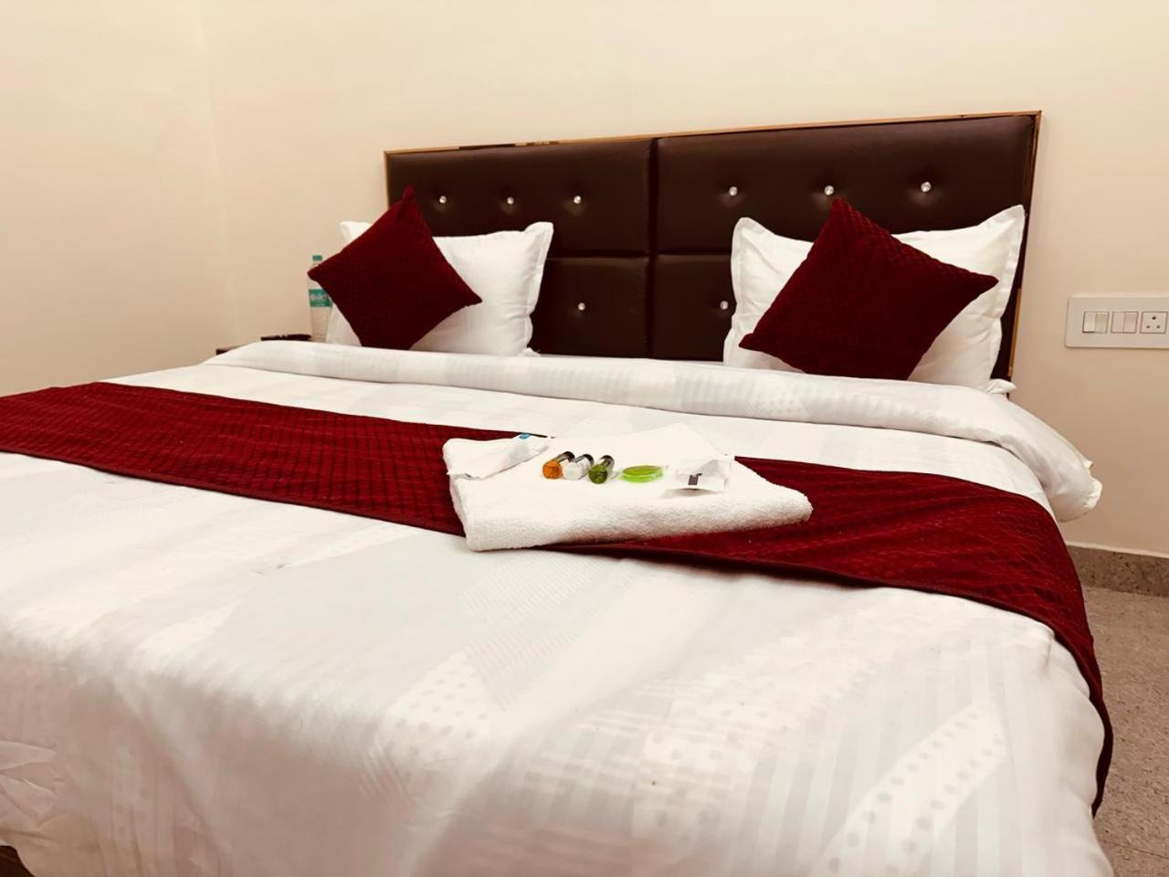 Hotel The Lord Krishna Residency Vrindāvan Zewnętrze zdjęcie