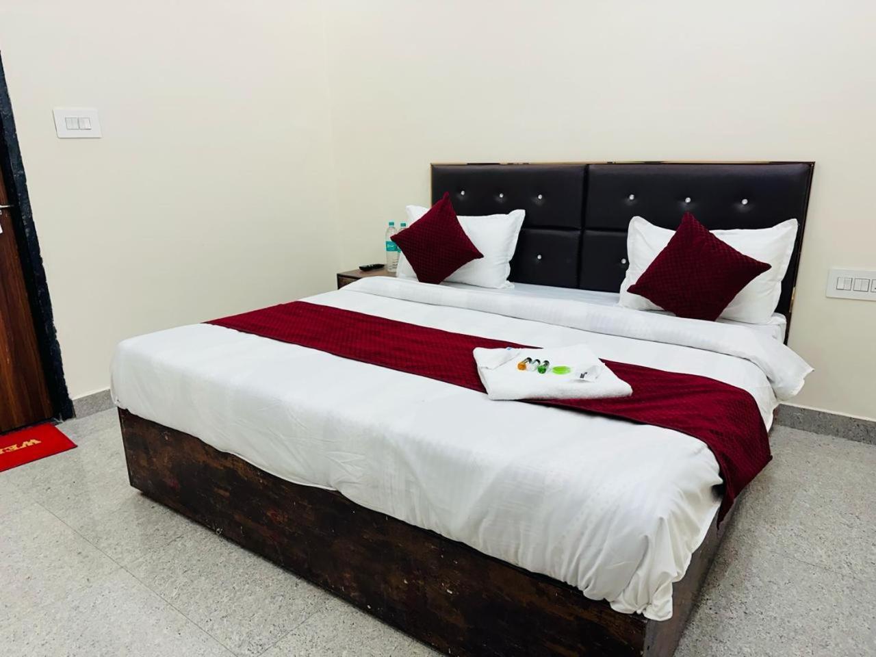 Hotel The Lord Krishna Residency Vrindāvan Zewnętrze zdjęcie