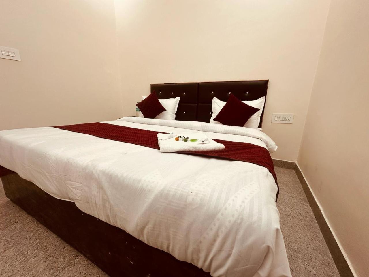 Hotel The Lord Krishna Residency Vrindāvan Zewnętrze zdjęcie