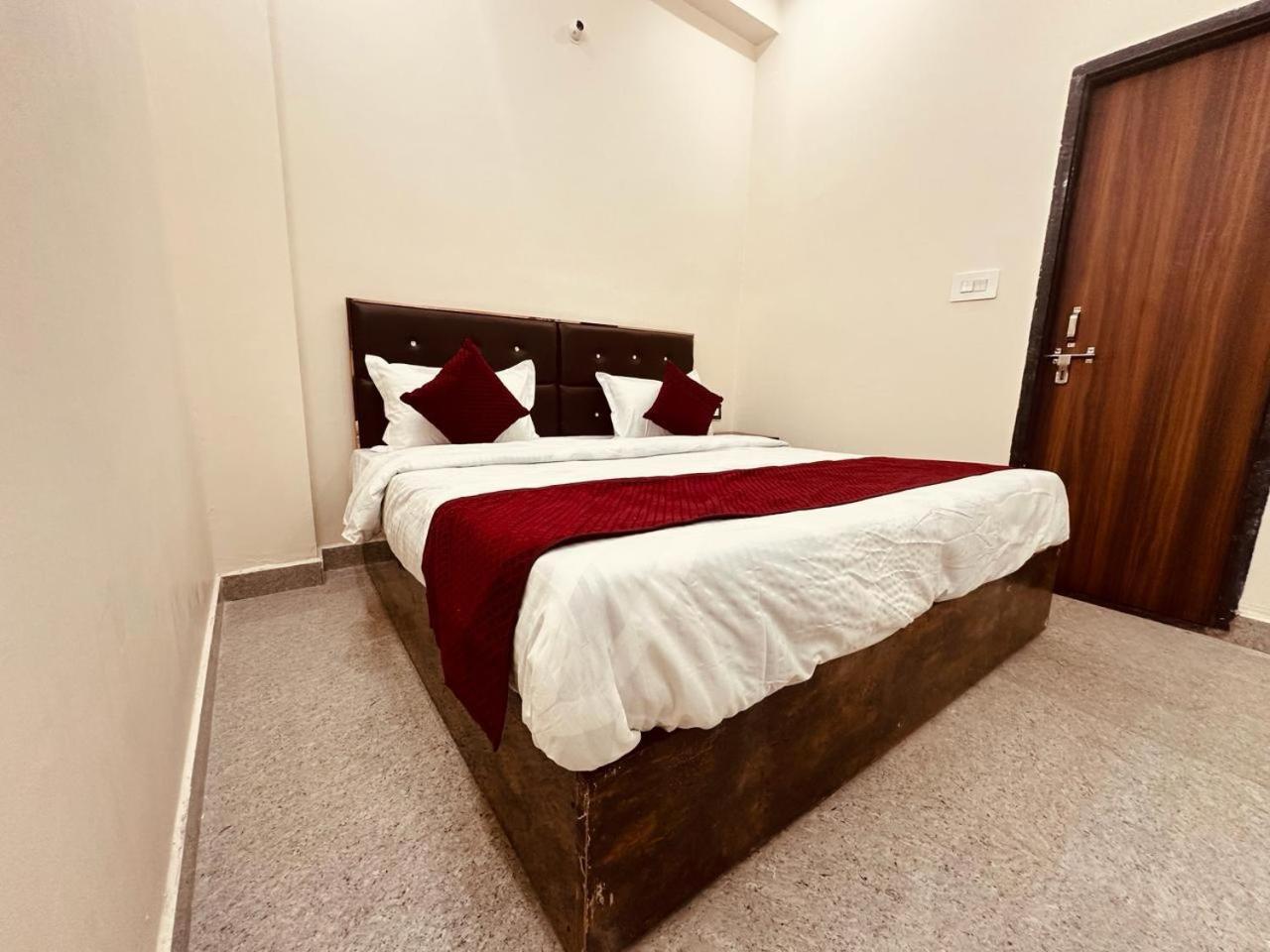 Hotel The Lord Krishna Residency Vrindāvan Zewnętrze zdjęcie