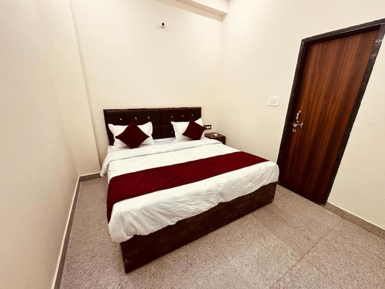 Hotel The Lord Krishna Residency Vrindāvan Zewnętrze zdjęcie
