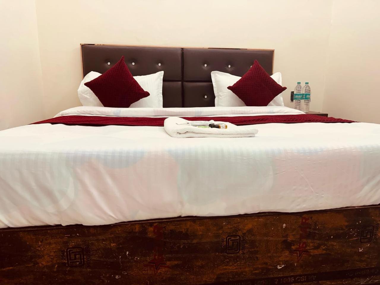Hotel The Lord Krishna Residency Vrindāvan Zewnętrze zdjęcie