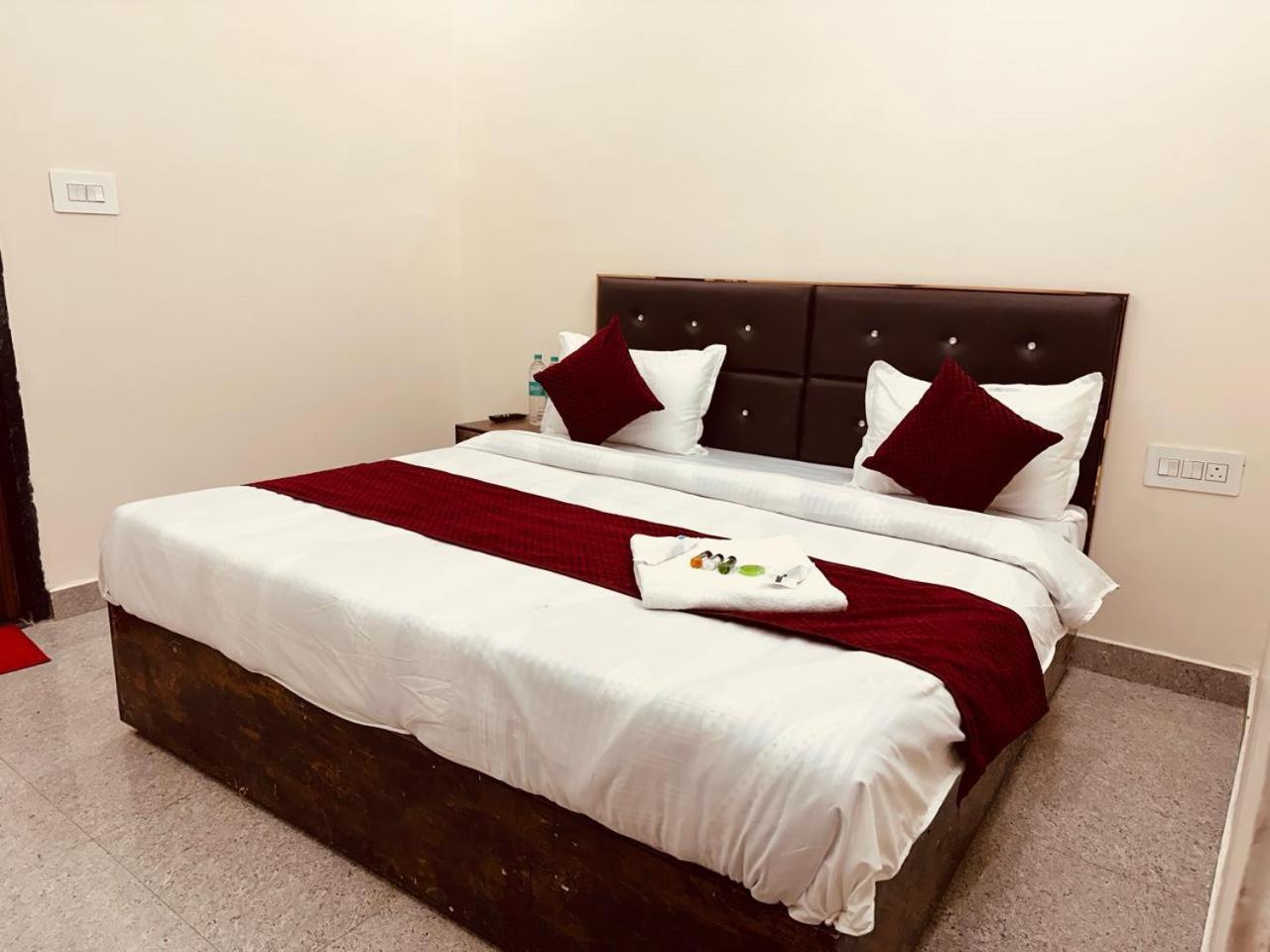 Hotel The Lord Krishna Residency Vrindāvan Zewnętrze zdjęcie