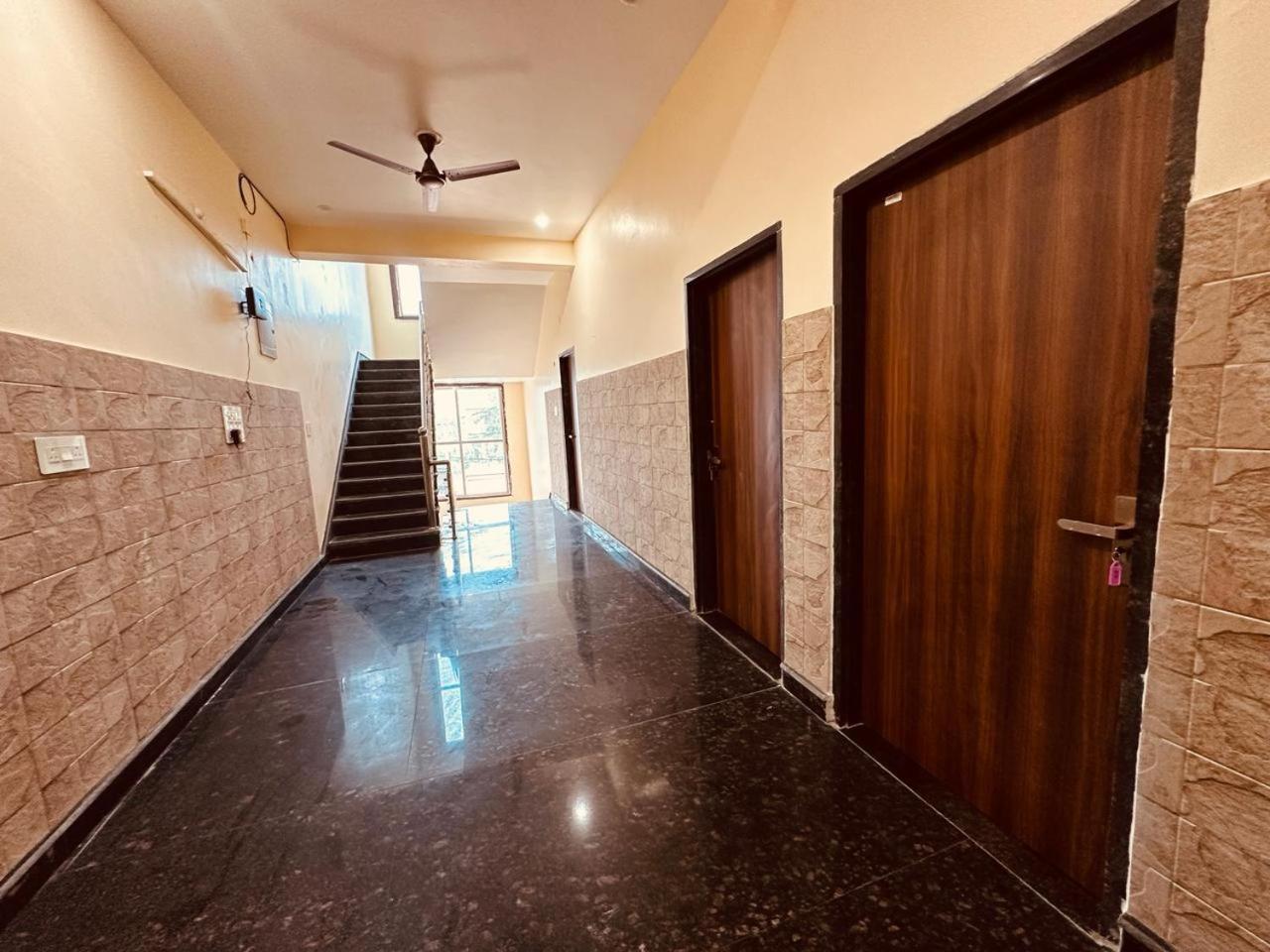 Hotel The Lord Krishna Residency Vrindāvan Zewnętrze zdjęcie